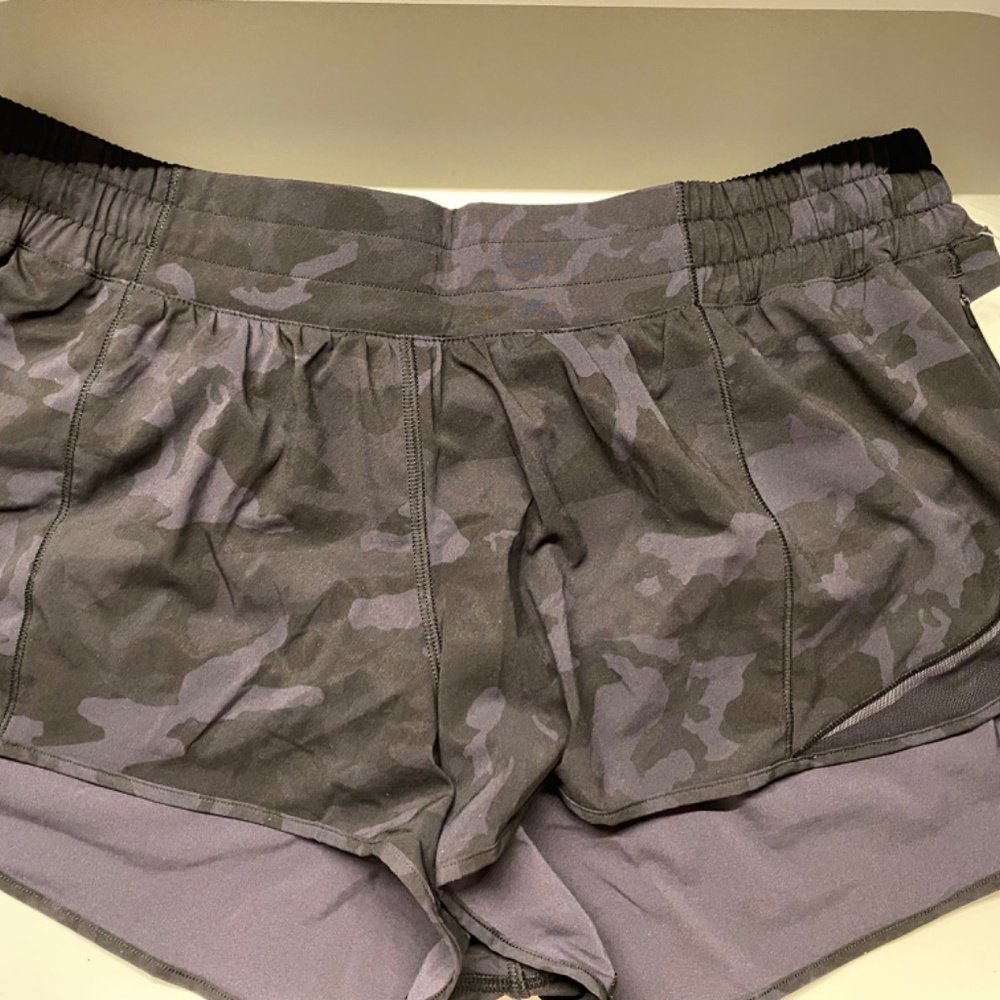 Lululemon Hotty Hot Short Il 2.5" (New) - Picture 2 of 2